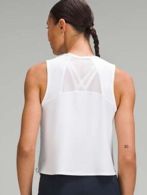 Lululemon Sculpt Cropped Tank Classic Fit Reflective Detail 18" PTP Light Gray